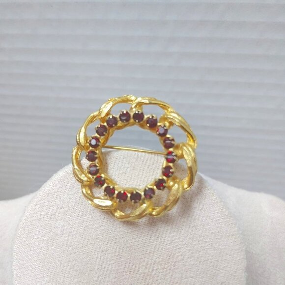 ⭐️2 For $30 / Vintage 1960s Gold Plated Garnet Rhinestone Circle Pin - Picture 1 of 7